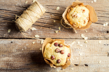 Decorating vanilla muffins with paper and string