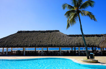 Piscine,transats et paillote dans les Caraïbes