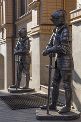 Статуи рыцарей