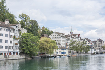 Fototapeta na wymiar Zurych, Altstadt, Limmat Quay, statki, rzemieślnicy, Szwajcaria