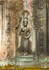 Fototapeta na wymiar Female dancer in the court of Angkor Wat, Cambodia.
