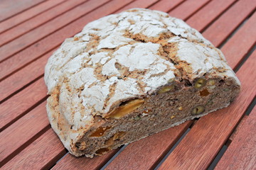 Früchtenussbrot auf Holztisch