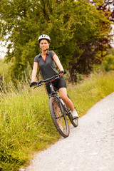 Fototapeta na wymiar Portrait of woman with mountain bike