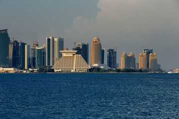 Fototapeta na wymiar Doha, Katar: panoramę stolicy jest ciągle zmieniających się