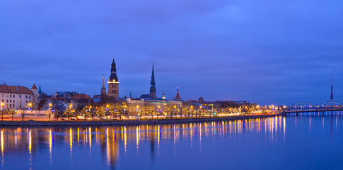 Fototapeta na wymiar Boże Narodzenie nad rzeką widok starego miasta w Rydze, Łotwa