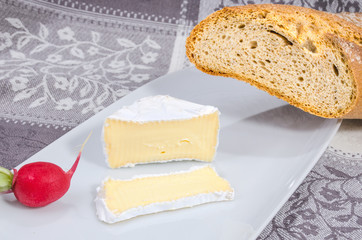 Camembert mit Brot 1