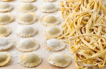 Ravioli e tagliatelle di  pasta fresca fatti in casa