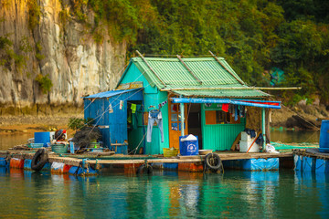 Fototapeta na wymiar House of floating fishing village in Ha Long Bay, North Vietnam