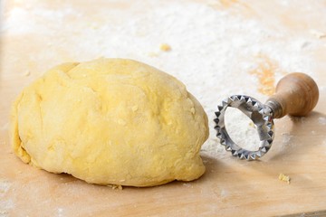 Panetto di pasta fresca sulla spianatoia  con stampo