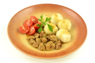 kluski śląskie z sosem i pomidorem