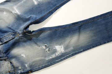 jeans strappati e sbiaditi particolare