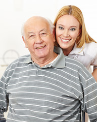 Familie mit Frau und Senioren