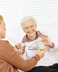 Frau im Pflegeheim nimmt Tablette