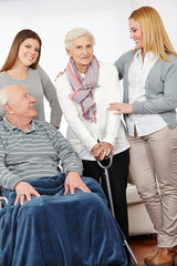 Pflegedienst bei zwei Senioren