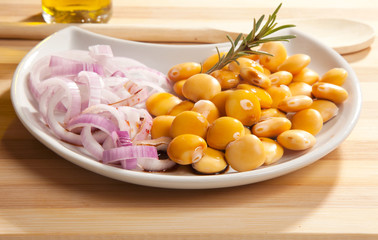 Lupins with onion