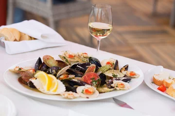 Papier Peint photo autocollant Crustacés Delicious clams and glass of white wine