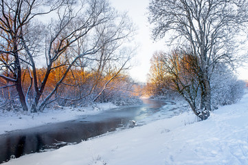 Obraz na płótnie Canvas Rzeka w zimie