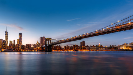 Naklejka na ściany i meble Brooklyn Bridge spanning the East River at dusk (40Mpx photo)