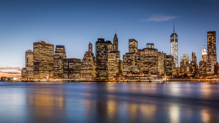 Fototapeta na wymiar Dolny Manhattan Skyline nad East River na zmierzchu w Nowym Jorku
