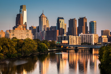 Fototapeta na wymiar Philadelphia skyline odzwierciedlenie w rzece Schuylkill