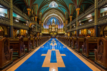 Interior of Notre-Dame cathedral in Montreal - obrazy, fototapety, plakaty