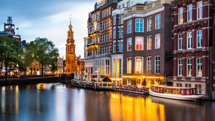Selbstklebende Fototapete Amsterdam Amsterdamer Stadtbild mit dem Münzturm in der Abenddämmerung