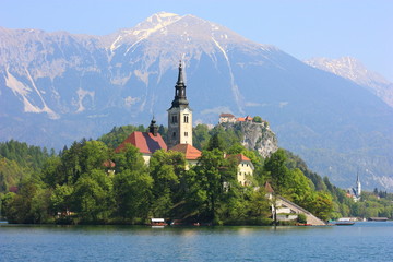 Fototapeta na wymiar Bled (Insel, Burg, im Hintergrund Hochstuhl / Stol)