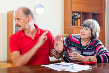Obraz premium couple having quarrel over documents