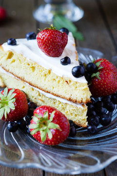 sponge cake with berries