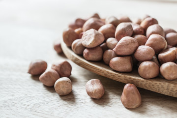 Obraz premium Peanuts closeup on wood ladle