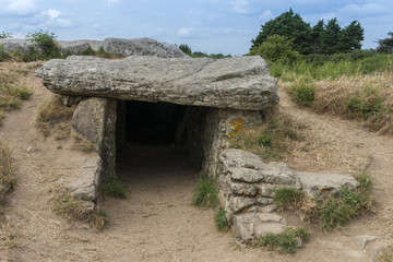 Le dolmen des Pierres-Plates à Locmariaquer : une allée relie