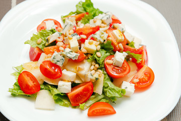 Salad with gorgonzola, pear and cherry tomatoes