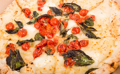 Napoli Pizza with Basil and Tomatoes