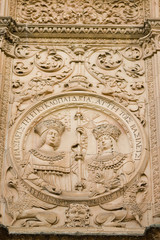 Fototapeta na wymiar Medalion z katolickich Monarchs Salamanca Uniwersytet