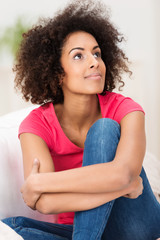 junge frau mit locken schaut nach oben