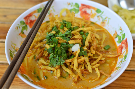 Curried noodles soup