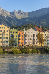 Fototapeta na wymiar Rzeka Inn na drodze przez Innsbruck, Austria.