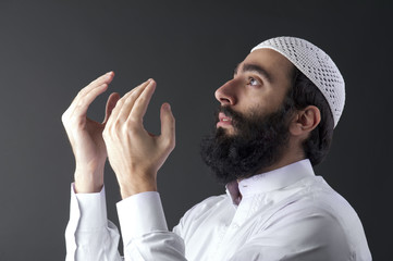 arabian muslim man praying - obrazy, fototapety, plakaty