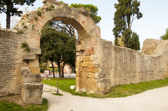 fano rovine romane porta della mandria