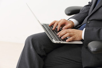 ノートパソコンを使うビジネスマン