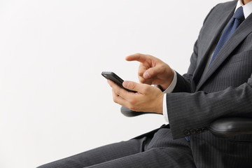 スマートフォンを使うビジネスマン