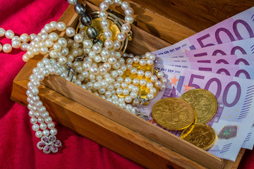 Gold und Schmuck