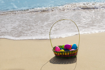Easter basket with eggs on the beach - 60029348
