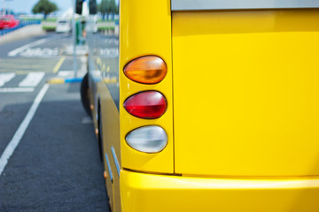 Bus an der Haltestelle - gelbe Version - 60030708