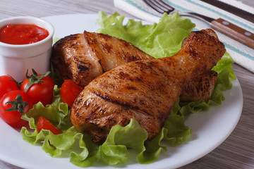 roasted chicken drumstick with lettuce, tomatoes and ketchup