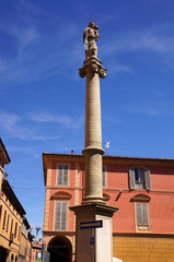 Fototapeta na wymiar Posągi devant la Bazylika św Jakuba Większego wyborem Bolonii