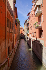 Fototapeta na wymiar kanał w samym sercu miasta Bolonia
