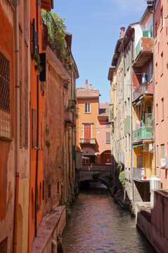 canal au coeur de la ville de Bologne