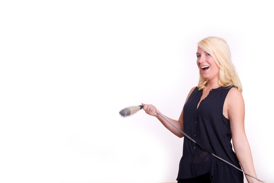 Frau singt bei Karaoke