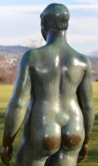statue de femme dans un jardin public zurichois